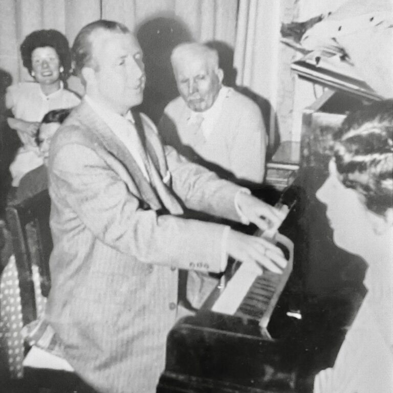 Sir George Shearing playing piano for his relatives in Battersea, London. (family photo)