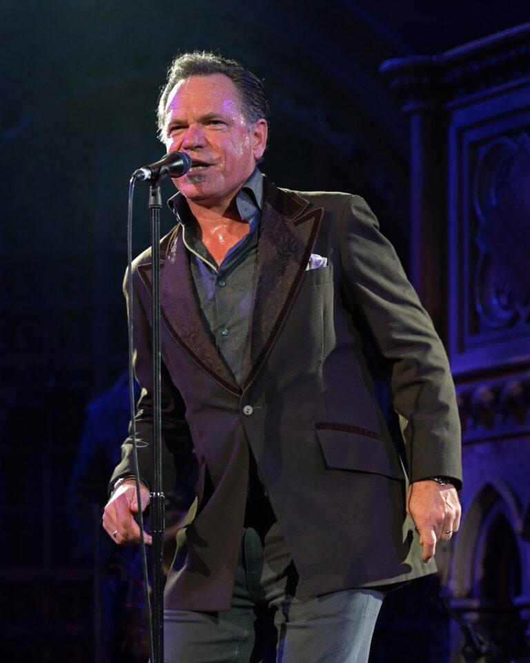 Kurt Elling singing into a microphone on stage